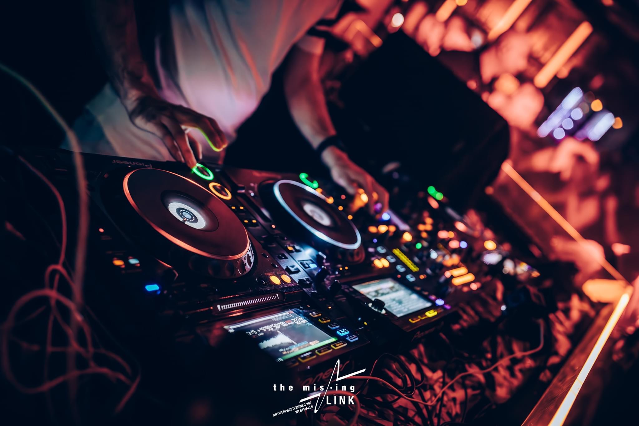 DJ draait op evenement in Antwerpen met Pioneer DJ apparatuur, geschikt voor feesten en festivals.